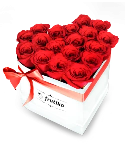 Белая коробка в форме сердца из красных роз