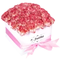 Белая коробка из розовых гвоздик  4