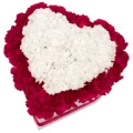 Коробка в форме сердца из красных и белых гвоздик  2