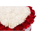 Коробка в форме сердца из красных и белых гвоздик  3