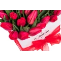 Белая коробка красных тюльпанов 3