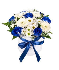 Белая коробка из синих роз и хризантем