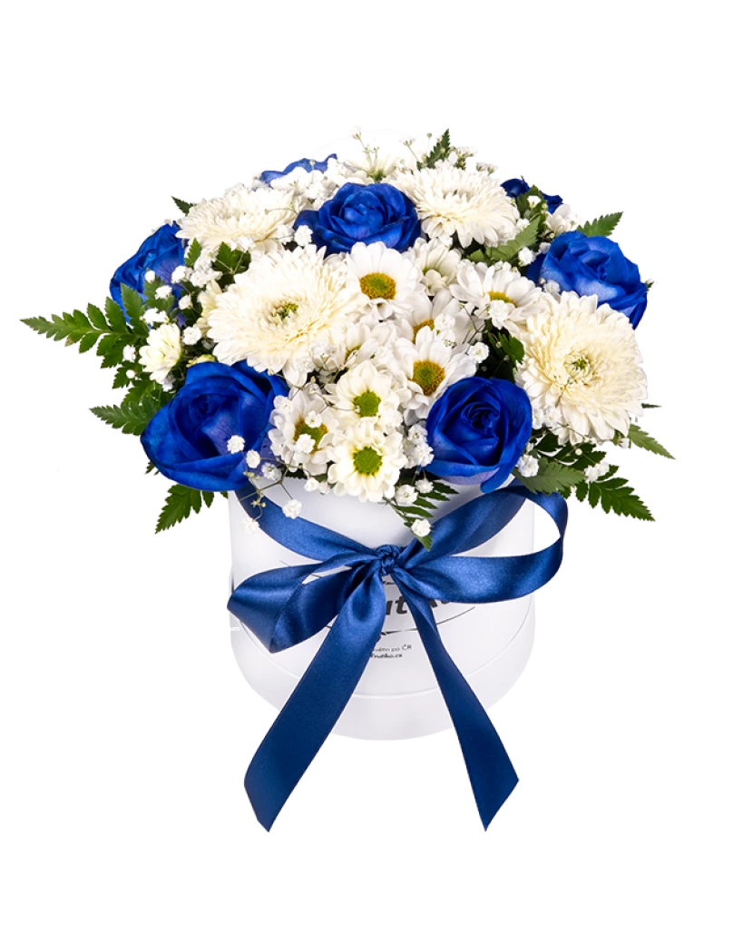 Белая коробка из синих роз и хризантем
