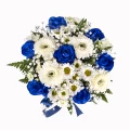 Белая коробка из синих роз и хризантем 2