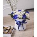 Белая коробка из синих роз и хризантем 5