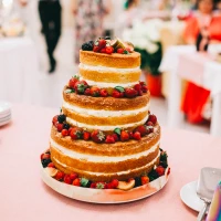 Třípatrový svatební dort