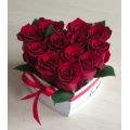 Белая коробка в форме сердца из красных роз 5