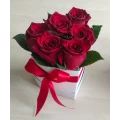 Белая коробка в форме сердца из красных роз 4