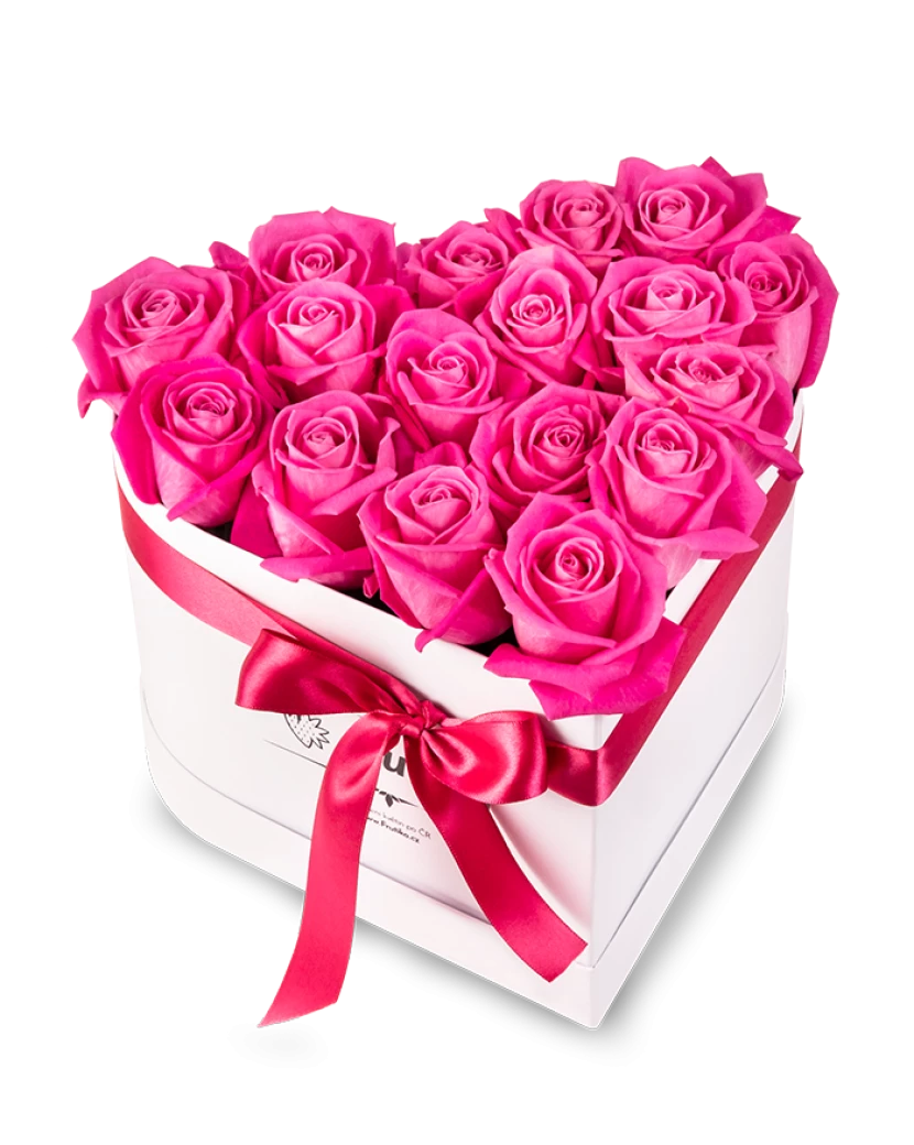 Белая коробка в форме сердца из розовых роз
