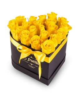 Чёрная коробка в форме сердца из жёлтых роз 