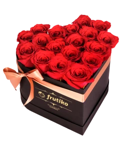 Чёрная коробка красных роз виде сердца
