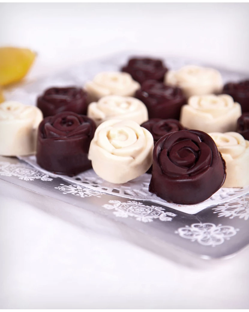 Banana roses in chocolate 