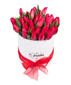 Kulatá krabice s červenými tulipány