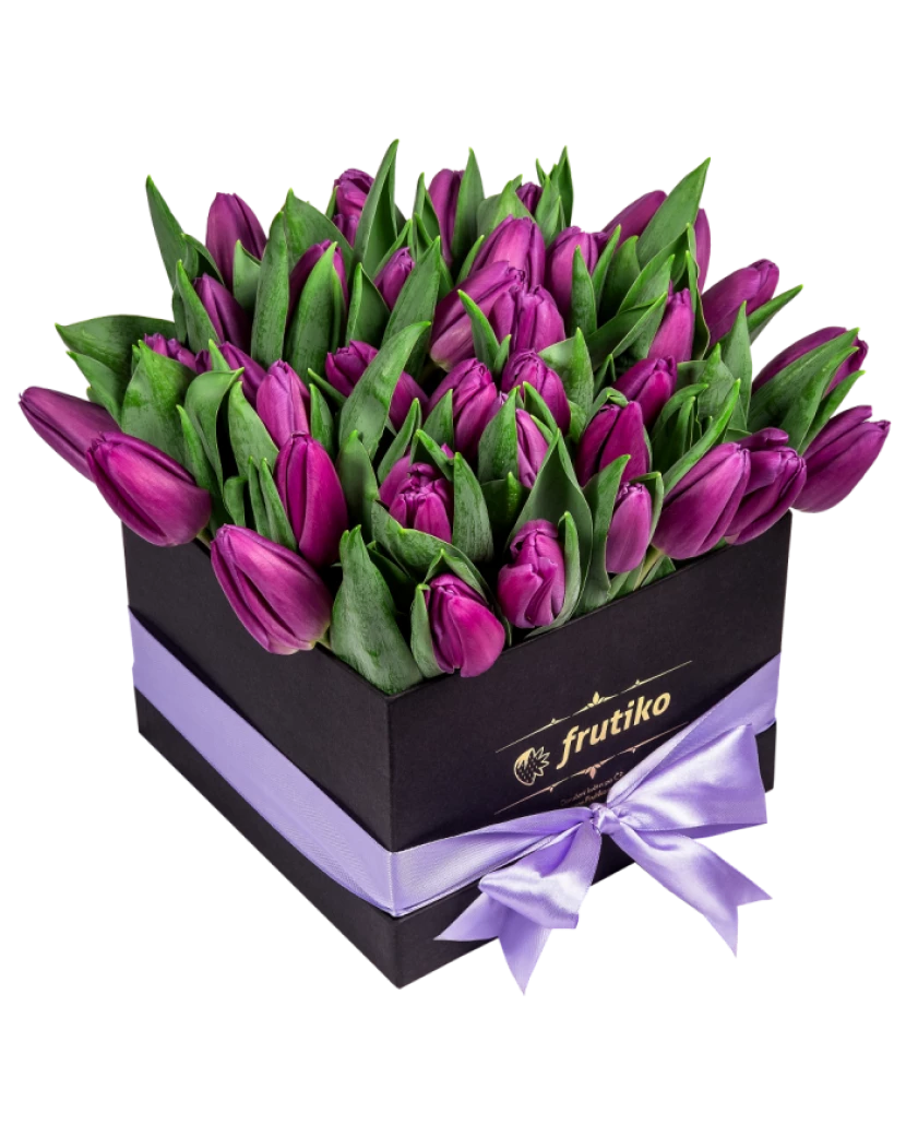 чёрнaя кoробка фиолетовых тюльпанов