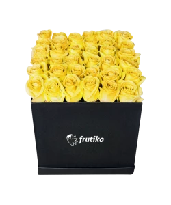Černá hranatá krabice žlutých růží