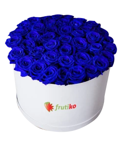Круглая белая коробочка синих роз 