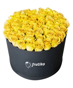 Чёрная коробка из жёлтых роз 