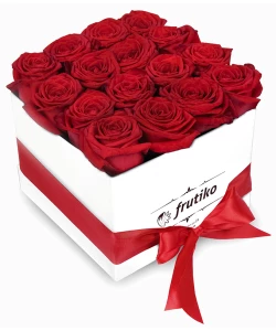 Красные розы в белой коробочке