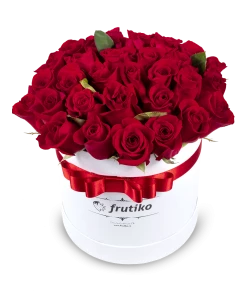 Красные розы в белой овальной коробочке