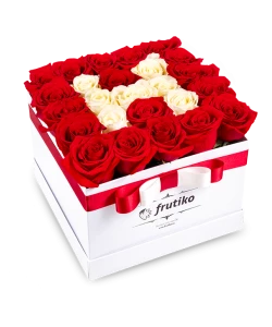 Bílá hranatá krabice rudých růží s bílým písmenem