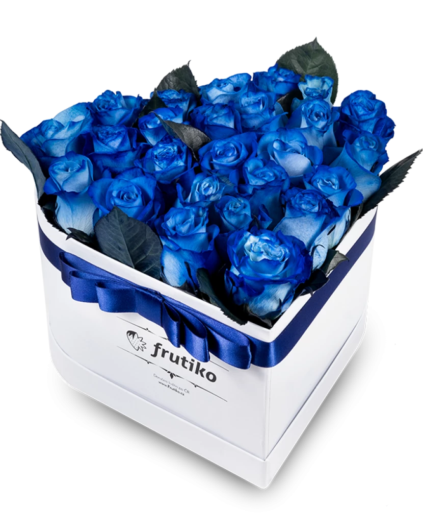 Белая коробка в форме сердца из синих роз