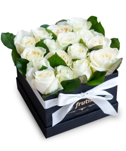 Чёрная коробка белых роз