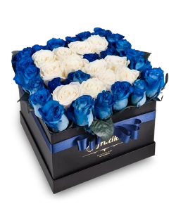 Černá hranatá krabice modrých růží s bílým písmenem