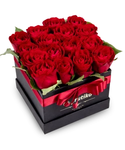 Černá hranatá krabice rudých růží