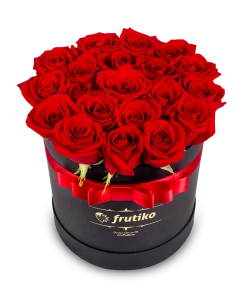 Schwarze Schachtel mit roten Rosen