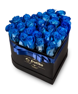 Синие розы в чёрной коробке в форме сердца