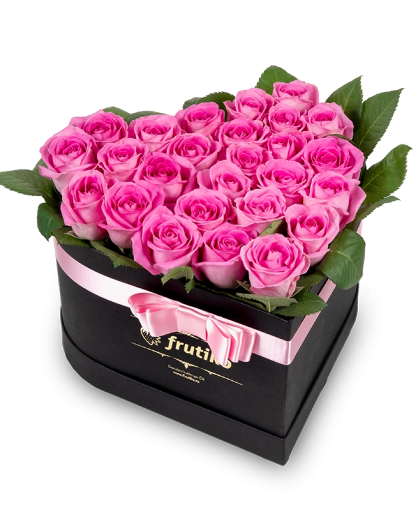 Чёрная коробка в форме сердца из розовых роз 
