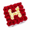 Krabice rudých růží s písmenem 2