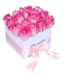Белая коробка роз для мамы