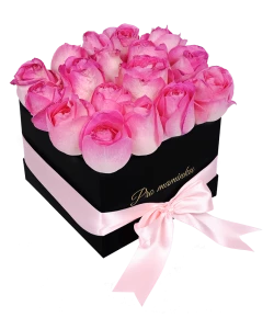 Чёрнaя кoробочка розовых роз для мам