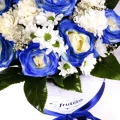 Белая коробка из синих роз и хризантем 4