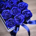 Белая коробка из синих роз 3