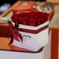 Белая коробка в форме сердца из красных роз 3