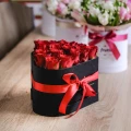 Чёрная коробка красных роз виде сердца 2