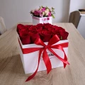 Bílá krabice rudých růží Miluji Tě 2