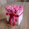 Белая коробка в форме сердца из розовых роз 2