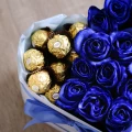 Schachtel mit roten Rosen & Ferrero Rocher 2