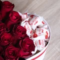 Bílá krabice rudých růží + Raffaello 4