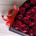 Чёрная коробка красных роз виде сердца 3